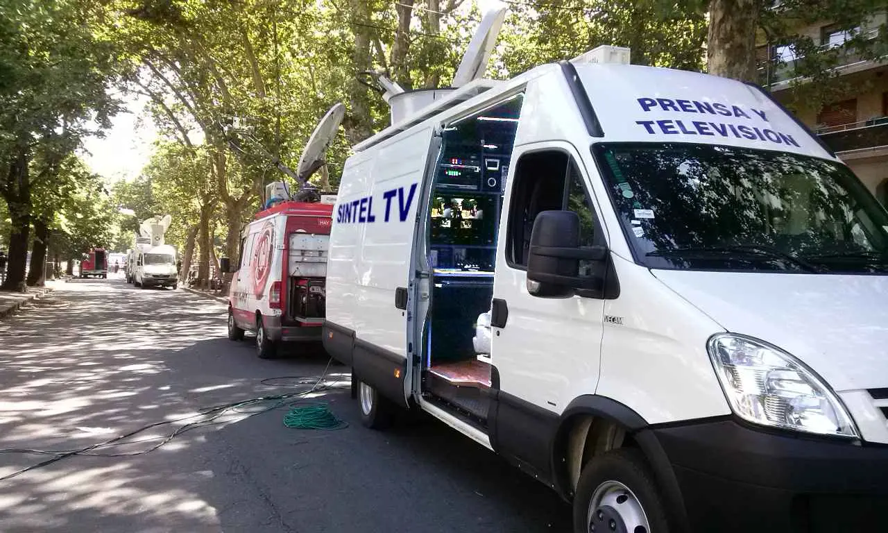 Móvil de TV Sintel Ingeniería en Telecomunicaciones: producción 8 cámaras HD y satelital redundante