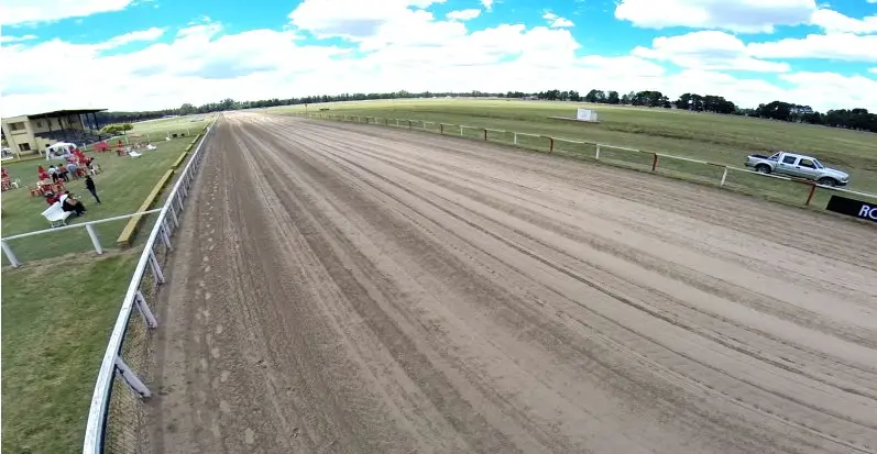 Dron con cámara HD y gimbal estabilizado transmitiendo en vivo durante prueba de velocidad de 70 km/h - Trabajo realizado por Sintel